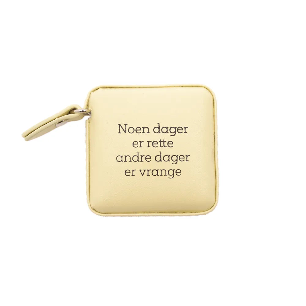 Målebånd Gul - "Noen dager er rette, andre dager er vrange."